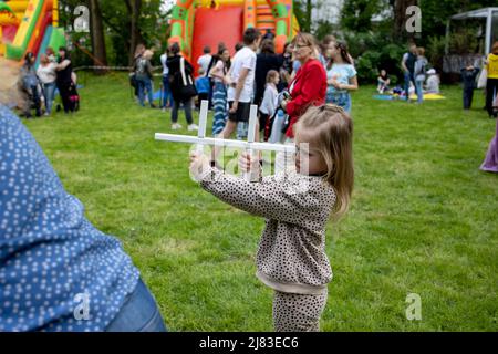 Varsovie, Pologne. 8th mai 2022. Un jeune réfugié jouant des armes à feu pendant une fête au Palais de Zamoysky. Front pomocy Ukraine (FPU), un groupe de charité fondé par les Ukrainiens résidant en Pologne, organisent des activités régulières comme des parties avec des jeux amusants pour aider les Ukrainiens à s'intégrer dans la communauté polonaise. (Image de crédit : © Hesther ng/SOPA Images via ZUMA Press Wire) Banque D'Images