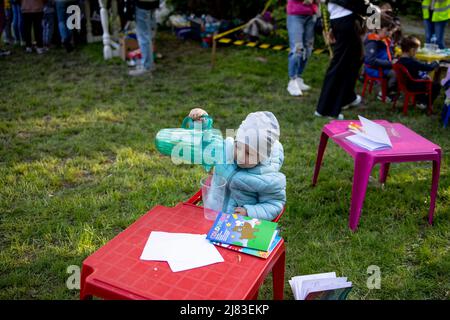 Varsovie, Pologne. 8th mai 2022. Un jeune enfant jouant pendant une fête au Palais de Zamoysky. Front pomocy Ukraine (FPU), un groupe de charité fondé par les Ukrainiens résidant en Pologne, organisent des activités régulières comme des parties avec des jeux amusants pour aider les Ukrainiens à s'intégrer dans la communauté polonaise. (Image de crédit : © Hesther ng/SOPA Images via ZUMA Press Wire) Banque D'Images