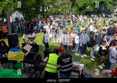 Varsovie, Pologne. 8th mai 2022. Les participants s'amusent pendant une fête au Palais de Zamoysky. Front pomocy Ukraine (FPU), un groupe de charité fondé par les Ukrainiens résidant en Pologne, organisent des activités régulières comme des parties avec des jeux amusants pour aider les Ukrainiens à s'intégrer dans la communauté polonaise. (Image de crédit : © Hesther ng/SOPA Images via ZUMA Press Wire) Banque D'Images