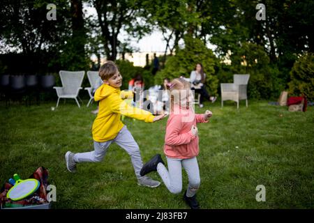 Varsovie, Pologne. 8th mai 2022. De jeunes réfugiés jouant pendant une fête au Palais de Zamoysky. Front pomocy Ukraine (FPU), un groupe de charité fondé par les Ukrainiens résidant en Pologne, organisent des activités régulières comme des parties avec des jeux amusants pour aider les Ukrainiens à s'intégrer dans la communauté polonaise. (Image de crédit : © Hesther ng/SOPA Images via ZUMA Press Wire) Banque D'Images