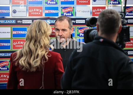 Huddersfield, Royaume-Uni. 12th mai 2022. Ian Watson entraîneur en chef de Huddersfield Giants parle à Jenna Brooks de la Sky Sports rugby League à Huddersfield, Royaume-Uni, le 5/12/2022. (Photo de Mark Cosgrove/News Images/Sipa USA) crédit: SIPA USA/Alay Live News Banque D'Images