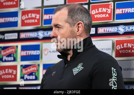 Huddersfield, Royaume-Uni. 12th mai 2022. Ian Watson entraîneur en chef de Huddersfield Giants parle à Jenna Brooks de la Sky Sports rugby League à Huddersfield, Royaume-Uni, le 5/12/2022. (Photo de Mark Cosgrove/News Images/Sipa USA) crédit: SIPA USA/Alay Live News Banque D'Images