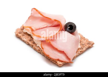 Pain de croustillant aux grains entiers avec jambon, fromage à la crème et olives - isolé sur blanc. Petit déjeuner facile. Alimentation. Sandwichs rapides et sains. Croustillant et garniture savoureuse. Collation diététique saine - isolement Banque D'Images