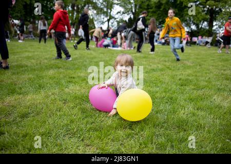 Varsovie, Pologne. 8th mai 2022. Un jeune réfugié jouant avec des ballons lors d'une fête au Palais de Zamoysky. Front pomocy Ukraine (FPU), un groupe de charité fondé par les Ukrainiens résidant en Pologne, organisent des activités régulières comme des parties avec des jeux amusants pour aider les Ukrainiens à s'intégrer dans la communauté polonaise. (Image de crédit : © Hesther ng/SOPA Images via ZUMA Press Wire) Banque D'Images