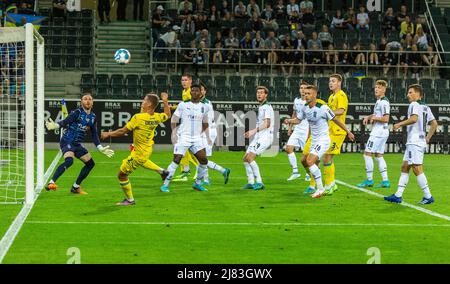 Sport, Fussball, Benefizspiel, Freudschaftsspiel, 11.05.2022, Borussia Moenchengladbach vs. Ukrainische Nationalmannschaft 1-2, Stadion Borussia-Park, Torszene, v.l.n.n. Torwart Tobias Sippel (MG), Valerii Bondar (UKR), Denys Popov (UKR), Breel Embolo (MG), Ramy Bensebaini (MG) verdeckt, Joe Scally (MG), Conor Noss (MG), Torben Muesel (MG), Oleksandr (UKR), Syrota (UKR) Luca Netz (MG), Stefan Lainer (MG), sports, football, match de bénéfice, Jeu amical, 11.05.2022, Borussia Moenchengladbach contre l'équipe nationale ukrainienne 1-2, Stade Borussia Park, scène du match, scène de boîte, f.l.t.n. gardien de but Tob Banque D'Images