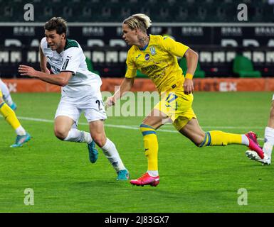 Sport, Fussball, Benefizspiel, Freudschaftsspiel, 11.05.2022, Borussia Moenchengladbach vs. Ukrainische Nationalmannschaft 1-2, Stadion Borussia-Park, Spielszene, Joe Scally (MG) Links und Mykhailo Mudryk (UKR), sports, football, match de bénéfice, jeu amical, 11.05.2022, Borussia Moenchengladbach vs. Équipe nationale ukrainienne 1-2, Stade Borussia Park, scène du match, Joe Scally (MG) gauche et Mykhailo Mudryk (UKR) *** Légende locale *** sports, football, match de bénéfice, match amical, 11.05.2022, Borussia Moenchengladbach vs. Équipe nationale ukrainienne 1-2, Stade Borussia Park, scène du M. Banque D'Images