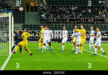 Sport, Fussball, Benefizspiel, Freudschaftsspiel, 11.05.2022, Borussia Moenchengladbach vs. Ukrainische Nationalmannschaft 1-2, Stadion Borussia-Park, Torszene, v.l.n.n. Torwart Tobias Sippel (MG), Valerii Bondar (UKR), Denys Popov (UKR), Denys Garmash (UKR) verdeckt, Ramy Bensebaini (MG) verdeckt, Breel Embolo (MG), Joe Scally (MG), Torben esel (MG), UKR-Spieler, UKR-Muein Oleksandr Syrota (UKR), Luca Netz (MG), Stefan Lainer (MG), sports, football, Partie de bénéfice, jeu amical, 11.05.2022, Borussia Moenchengladbach vs. Équipe nationale ukrainienne 1-2, Stade Borussia Park, scène du match, boîte Banque D'Images