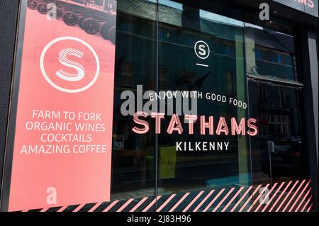 Kilkenny, Irlande - 20 avril 2022 : restaurant Stathams à Kilkenny, Irlande. Banque D'Images