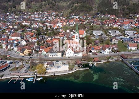 Photo de drone, tir de drone, vieille ville de Sipplingen sur le lac de Constance, vue sur l'église paroissiale, promenade, port de plaisance, Bade-Wurtemberg, Allemagne Banque D'Images