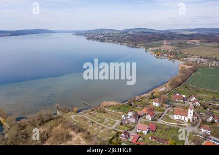 Photo de drone, tir de drone Seefelden sur les rives du lac de Constance, vue sur l'église Saint-Martin et le camping Uhldingen-Muehlhofen Banque D'Images