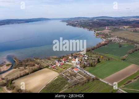 Photo de drone, tir de drone, grand angle, Seefelden sur la rive du lac de Constance, vue sur l'église Saint-Martin et le site de camping et le cimetière Banque D'Images