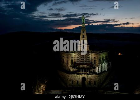 Photo de drone, tir de drone, gros plan, lumineux, éclairé, Bâtiment monumental Herkules, la nuit, Bergpark Bad Wilhelmshoehe, Kassel, Hesse, Allemagne Banque D'Images