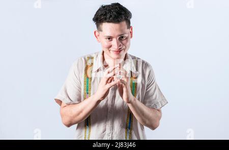 Homme de ruse frottant ses mains sur un fond isolé, personne frottant ses mains planifiant quelque chose, concept de l'homme de ruse planifiant quelque chose Banque D'Images