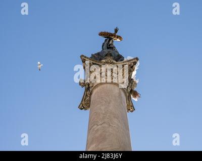 Statue de bronze de la Vierge Marie sur la colonne Mariale, Colonna della Vergine, Piazza Santa Maria Maggiore, Rome, Latium, Italie Banque D'Images