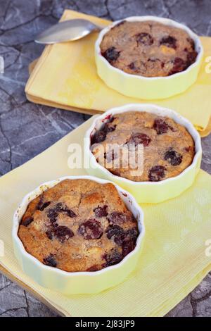 Cuisine souabe, simple pudding aux cerises, nourriture pauvre, restes, dessert du four, cocotte avec petits pains rassis, cerises, rassis Banque D'Images