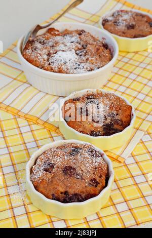 Cuisine souabe, simple pudding aux cerises, nourriture pauvre, restes, dessert du four, sucre glace, cocotte avec petits pains rassis Banque D'Images