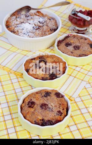 Cuisine souabe, simple pudding aux cerises, nourriture pauvre, restes, dessert du four, sucre glace, cocotte avec petits pains rassis Banque D'Images