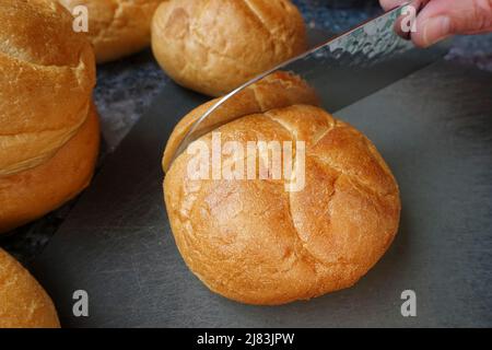 Cuisine souabe, coupe de petits pains, préparation de simple pudding à la cerise, nourriture pauvre de l'homme, utilisation de restes, dessert du four, cocotte avec rade Banque D'Images