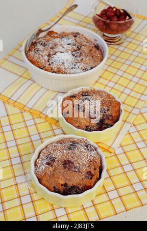 Cuisine souabe, simple pudding aux cerises, nourriture pauvre, restes, dessert du four, sucre glace, cocotte avec petits pains rassis Banque D'Images