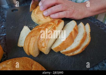 Cuisine souabe, coupe de petits pains, préparation de simple pudding à la cerise, nourriture pauvre de l'homme, utilisation de restes, dessert du four, cocotte avec rade Banque D'Images