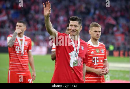 Robert Lewandowski de Bayern Muenchen winkt Deutscher Fussball Meister 2022 FC Bayern MŸnchen Muenchen Munich , Allemagne 9.4.2022 FC Bayern Muenchen VFB Stuttgart football Fussball Bundesliga saison 2021 / 2022 à l'Allianz Arena © diebilderwelt / Alamy stock Banque D'Images