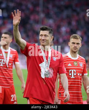 Robert Lewandowski de Bayern Muenchen winkt Deutscher Fussball Meister 2022 FC Bayern MŸnchen Muenchen Munich , Allemagne 9.4.2022 FC Bayern Muenchen VFB Stuttgart football Fussball Bundesliga saison 2021 / 2022 à l'Allianz Arena © diebilderwelt / Alamy stock Banque D'Images