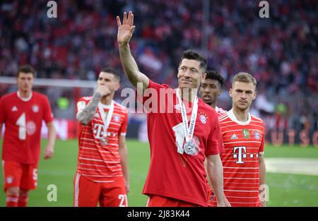 Robert Lewandowski de Bayern Muenchen winkt Deutscher Fussball Meister 2022 FC Bayern MŸnchen Muenchen Munich , Allemagne 9.4.2022 FC Bayern Muenchen VFB Stuttgart football Fussball Bundesliga saison 2021 / 2022 à l'Allianz Arena © diebilderwelt / Alamy stock Banque D'Images