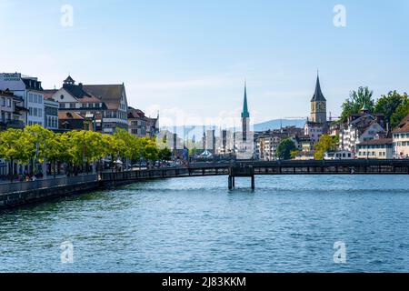 Fraumuenster et tour de l'église Saint-Pierre, panorama avec Limmat dans la vieille ville de Zurich, Suisse Banque D'Images