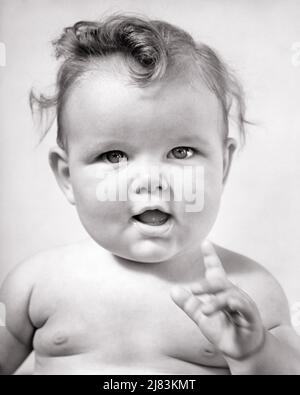 1940S PETITE FILLE CURLY BRUNETTE CHEVEUX BOUCHE OUVERTE COMME SI LE GESTE DE PAROLE AVEC L'INDEX POUR L'EMPHASE REGARDANT LA CAMÉRA - B4635 HAR001 HARS B&W OEIL CONTACT BRUNETTE INDEX BONHEUR TÊTE ET ÉPAULES GESTES CULLY SINCÈRE COOPÉRATION ACCENT CROISSANCE CIBLÉE JEUNES INTENSES BÉBÉ FILLE NOIR ET BLANC ATTENTION RACE BLANCHE ENID HAR001 INTENTION VIEUX MODE Banque D'Images