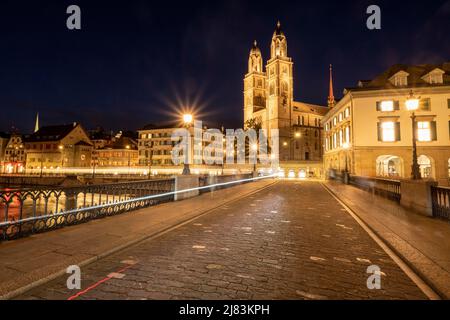 Grossmünster, Nachtaufnahme, Altstadt von Zuerich, Suisse Banque D'Images