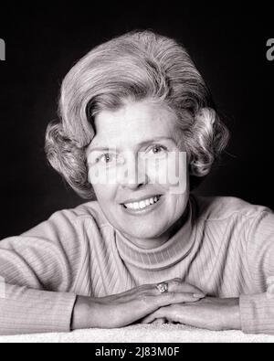 1970S PORTRAIT MATURE FEMME D'ÂGE MOYEN PORTANT LE TURTLENECK HAUT SOURIRE REGARDANT LA CAMÉRA - G7922 HAR001 HARS BONHEUR FEMME D'ÂGE MOYEN TÊTE ET ÉPAULES GAIE HONNÊTE COIFFURE ATTENTE SOURIRES JOYEUX ÉLÉGANT CIFFURE SINCÈRE COIFFED BIEN GROOMED NOIR ET BLANC CAUCASIEN ETHNICITÉ DIRECTE HAR001 À L'ANCIENNE TURTLENECK Banque D'Images