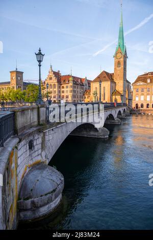 Fraumuenster, Limmat in der Altstadt von Zuerich, Suisse Banque D'Images