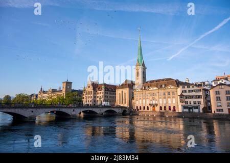 Fraumuenster, Limmat in der Altstadt von Zuerich, Suisse Banque D'Images