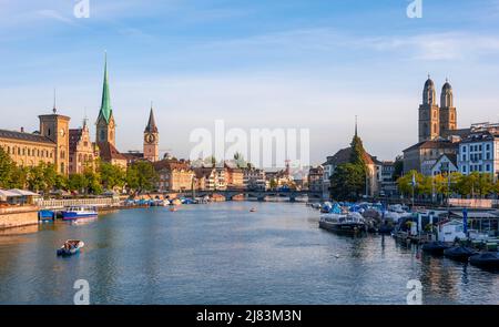 Abendstimmung, Fraumenster und Kirchturm St. Peter, Grossmuenster, Panorama mit Limmat in der Altstadt von Zuerich, Schweiz Banque D'Images