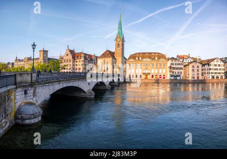 Fraumuenster, Limmat in der Altstadt von Zuerich, Suisse Banque D'Images