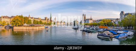 Abendstimmung, Fraumenster und Kirchturm St. Peter, Grossmuenster, Panorama mit Limmat in der Altstadt von Zuerich, Schweiz Banque D'Images