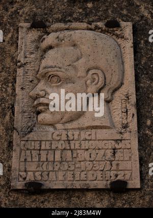 Plaque pour Attila Jozsef, un célèbre poète hongrois qui a vécu en France à partir de 1926-1927, y compris un mois à Cagnes-sur-Mer où se trouve cette plaque. Banque D'Images