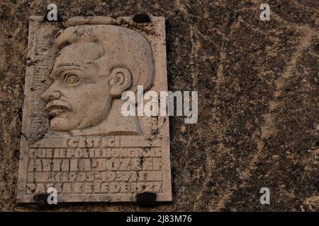 Plaque pour Attila Jozsef, un célèbre poète hongrois qui a vécu en France à partir de 1926-1927, y compris un mois à Cagnes-sur-Mer où se trouve cette plaque. Banque D'Images