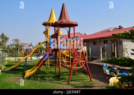 Aire d'amusement jeux de détente toboggans pour les enfants, les tout-petits enfants d'âge préscolaire dans l'école ou le parc de motel d'autoroute. Équipement de jeu multicolore pour enfants Banque D'Images