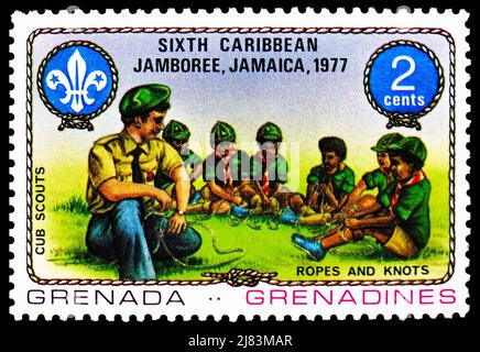 MOSCOU, RUSSIE - 10 AVRIL 2022 : timbre-poste imprimé à Grenade les Grenadines montre des noeuds noués de Cubs, Jamboree des Caraïbes, Kingston, Jamaïque, août 5-1 Banque D'Images