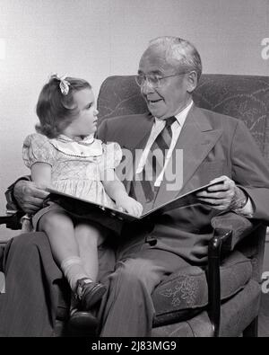 1940S 1950S PETITE FILLE ASSISE SUR LES GENOUX DE SON GRAND-PÈRE COMME IL LE LIT D'UN LIVRE D'HISTOIRE - J2277 HAR001 HARS INFORMATION DE COMMUNICATION DE STYLE JUVÉNILE GRAND-PÈRE GRANDS-PARENTS FAMILLES JOIE STYLE DE VIE SATISFACTION AÎNÉE FEMMES GRAND-PARENT STUDIO TOURNÉ MAISON VIE COPIE ESPACE AMITIÉ DEMI-LONGUEUR PERSONNES INSPIRATION HOMMES ATTENTIONNÉS HOMME SENIOR ADULTE SÉNIOR B&W COMBINAISON ET CRAVATE BONHEUR VIEILLESSE OLDSTERS OLDSTER LIVRE D'HISTOIRE JEUNES ET VIEUX AÎNÉS PETITE-FILLE GRANDS-PÈRES HOMME ÂGÉ IL CROISSANCE JEUNES LIT ENSEMBLE BÉBÉ FILLE NOIR ET BLANC ORIGINE ETHNIQUE CAUCASIENNE GRANDPA HAR001 À L'ANCIENNE Banque D'Images