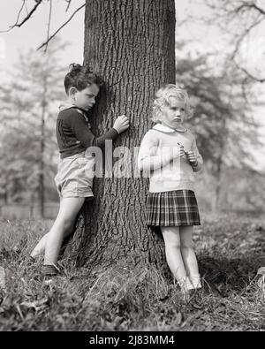 1930S 1940S PETIT GARÇON ET FILLE PENCHÉE SUR LE CÔTÉ OPPOSÉ D'UN TRONC D'ARBRE POUDANT DSA MALHEUREUX APRÈS UN ARGUMENT LUTTE - J3245 HAR001 HARS PENCHÉE FRÈRE VIEILLE MODE SOEUR 1 JUVÉNILE STYLE TROPICAL AMI INQUIÉTUDE FORTE JOIE STYLE DE VIE FEMMES FRÈRES MOODY RURAL SANTHINESS MAISON VIE COPIE ESPACE AMITIÉ PLEINE-LONGUEUR INSPIRATION S'OCCUPER HOMMES TRONC EN FACE FRÈRES SŒURS TROUBLES B&W CONCERNÉS TRISTESSE BONHEUR LOISIRS POUTING ET BAS ANGLE HUMEUR RELATIONS FRÈRE CONCEPTUEL GLUM AMICAL SPAT ATTACHEMENT PERSONNEL CHIOT AMOUR AFFECTION COOPÉRATION DÉCEPTION ÉMOTION CROISSANCE MISÉRABLE Banque D'Images