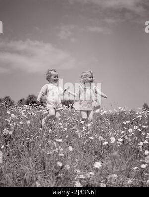 1940S JEUNE GARÇON SOURIANT ET FRÈRE SŒUR DE FILLE TENANT LES MAINS COURANT DANS UN CHAMP DE PÂQUERETTES AU PRINTEMPS - J6067 HAR001 HARS STYLE BLOND AMI HEUREUX JOIE STYLE DE VIE FEMMES GAGNANT FRÈRES RURAUX SAINTETÉ NATURE COPIE ESPACE AMITIÉ PERSONNES PLEINE LONGUEUR INSPIRATION HOMMES FRÈRES ET SŒURS B&W DAISY TOUT-PETITS ÉTÉ PÂQUERETTES LIBERTÉ BONHEUR GAI ET BAS ANGLE TENANT LES MAINS FRÈRE SOURIT SYMPATHIQUE JOYEUX BÉBÉ GARÇON AGRÉABLE AGRÉABLE CROISSANCE CHARMANTE AGRÉABLE AGRÉABLE SAISON AGRÉABLE FLEURS SAUVAGES ADORABLE NOIR ET BLANC RACE BLANCHE HAR001 OLD FASHIED Banque D'Images