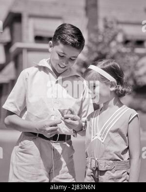 1930S PETIT GARÇON SOURIANT FRÈRE MONTRANT SA PETITE FILLE SA SŒUR COMMENT ENROULER OU ENVELOPPER LA FICELLE SUR UN JOUET TOP TO SPIN IT - J5604 HAR001 HARS COMMUNICATION INFORMATION HEUREUX JOIE STYLE DE VIE SATISFACTION FEMMES FRÈRES MONTRANT LA VIE À LA MAISON COPIE ESPACE AMITIÉ DEMI-LONGUEUR PERSONNES HOMMES FRÈRES ET SŒURS B&W ENVELOPPER BONHEUR JOYEUSE DÉCOUVERTE SON COMMENT A IL SUR LE À FRÈRE SOURIRES CONNEXION PETITE SŒUR JOYEUSE OU COOPÉRATION JEUNES PRÉ-ADOLESCENT PRÉ-ADOLESCENCE GARÇON TOGETHERSETÉ GRAND FRÈRE NOIR ET BLANC RACE BLANCHE HAR001 ESSORAGE À L'ANCIENNE Banque D'Images