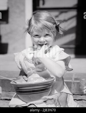 1930S PETITE FILLE SOURIANTE REGARDANT L'APPAREIL PHOTO AVEC UN GRAND BOL DE CRÈME FOUETTÉE DANS SON TOUR LÉCHANT SES DOIGTS ET POUCE SUR SES LÈVRES - J5915 HAR001 HARS GAGNANT POUCE SAINTETÉ MAISON VIE COPIE ESPACE DEMI-LONGUEUR CHIN B&W OEIL DE TOUR CONTACT LÉCHANT BONHEUR JOYEUSE DÉCOUVERTE ET DANS LES SOURIRES JOYEUSE AGRÉABLE AGRÉABLE CHARMANTE JEUNES ADORABLES BONNE CRÈME FOUETTÉE ADORABLE ATTRAYANT RACE BLANCHE NOIRE ET BLANCHE HAR001 OLD FASHIONED Banque D'Images