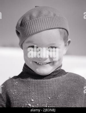 1930S PORTRAIT SOURIRE PETIT GARÇON PORTANT UNE CASQUETTE EN TRICOT ET UN PULL À COL ROULÉ CREUSÉ DE FLOCONS DE NEIGE BOURDONNANT REGARDER L'APPAREIL PHOTO - J6749 HAR001 HARS SANTHINESS MAISON VIE COPIE ESPACE HOMMES CONFIANCE EXPRESSIONS B&W TRICOTÉ HIVER OEIL CONTACT BONHEUR PERSONNALITÉ TÊTE ET ÉPAULES GAIES ET EXCITATION SAVOIR S'ACCROUPIR BELLE FIERTÉ FOSSETTES SOURIRES SYMPATHIQUE JOYEUX ÉLÉGANT AGRÉABLE HIVERNAL AGRÉABLE CHARMANT FLOCONS DE CROISSANCE DÉPOUSSIÉRÉS LES JEUNES ADORABLES ET AGRÉABLES ADORABLES, SÉDUISANTS, NOIRS ET BLANCS, DE RACE BLANCHE HAR001, ONT UN COL DE CYGNE À L'ANCIENNE Banque D'Images