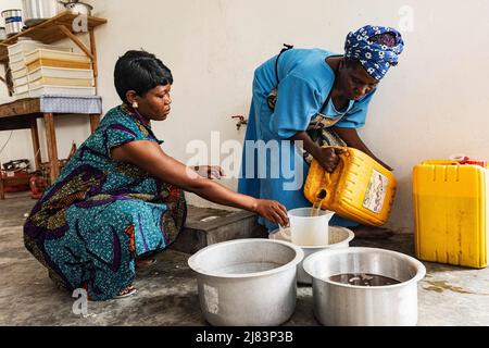 Femmes fabrication de savon, centre d'algues, femmes Coopérative, culture d'algues et production de savon, Paje, côte est, Unguja, Zanzibar, Tanzanie Banque D'Images