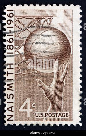 ETATS-UNIS D'AMÉRIQUE - VERS 1961: Un timbre imprimé aux Etats-Unis montre Basketball, James Naismith qui a inventé le jeu en 1891, vers 1961 Banque D'Images