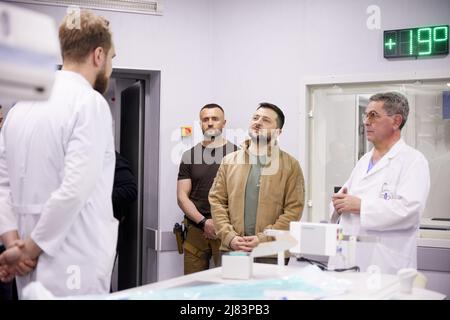 Kiev, Ukraine. 12th mai 2022. Le président ukrainien, Volodymyr Zelenskyy, du centre, rencontre des médecins lors d'une visite au nouveau Centre scientifique et pratique de cardiologie pédiatrique et de chirurgie cardiaque du ministère de la Santé, le 12 mai 2022 à Kiev, en Ukraine. Credit: Sarsenov Daniiar/Présidence ukrainienne/Alamy Live News Banque D'Images