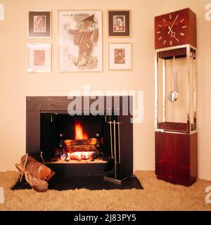 1970S DÉCOR MODERNE FOYER À BOIS PENDULE HORLOGE MUR À MUR TAPIS BEN SHAHN ART PRINT - KF9335 HAR001 MOBILIER HARS HAR001 PENDULE À L'ANCIENNE Banque D'Images